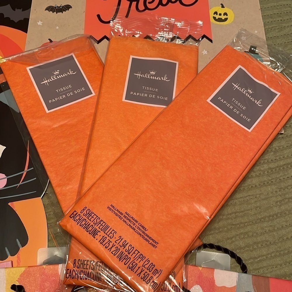 Hallmark 11 Piece Bundle of Halloween Gift Bags & Tissue Paper - Picture 6 of 16